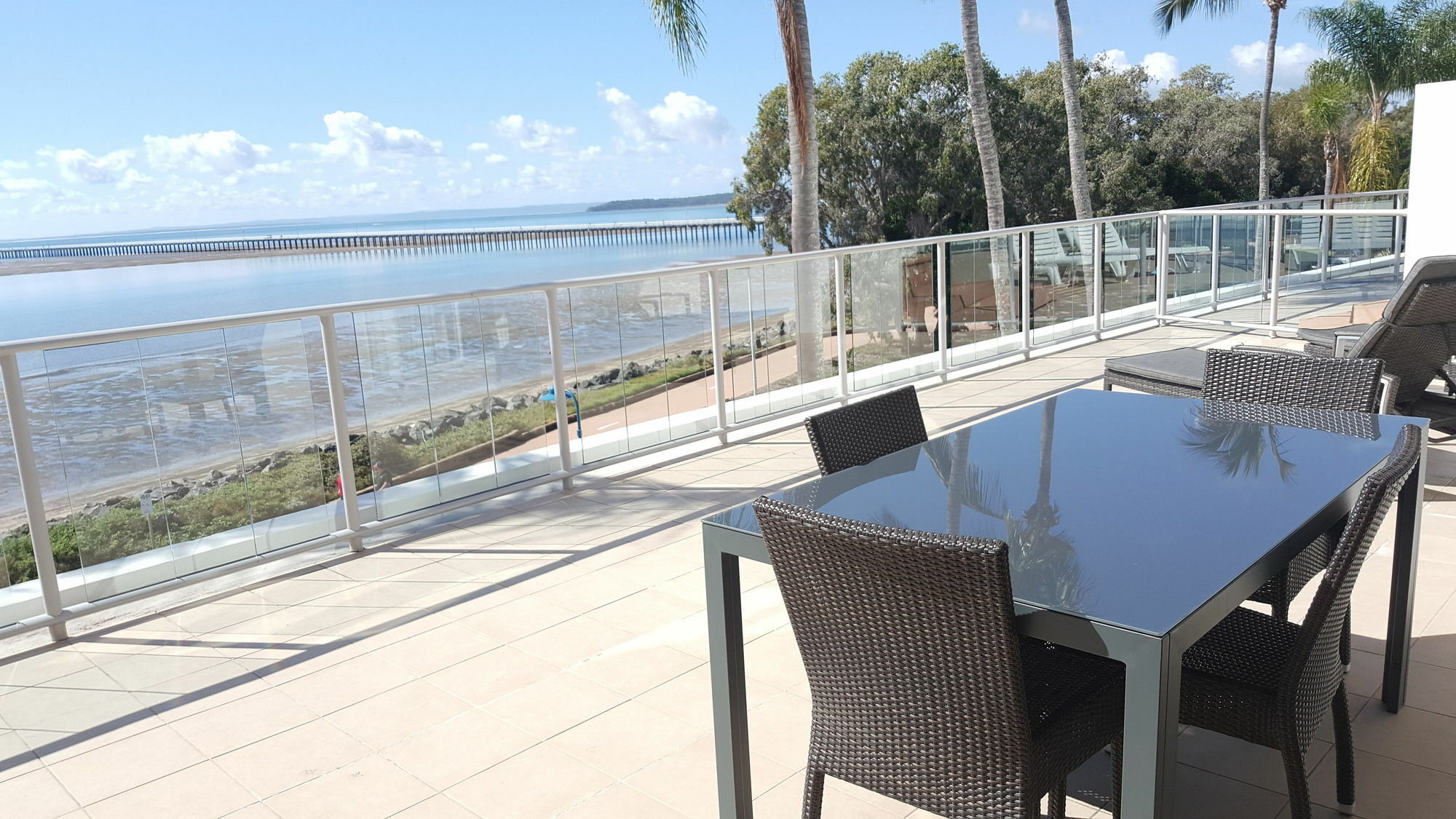 Pier Resort Urangan Buitenkant foto